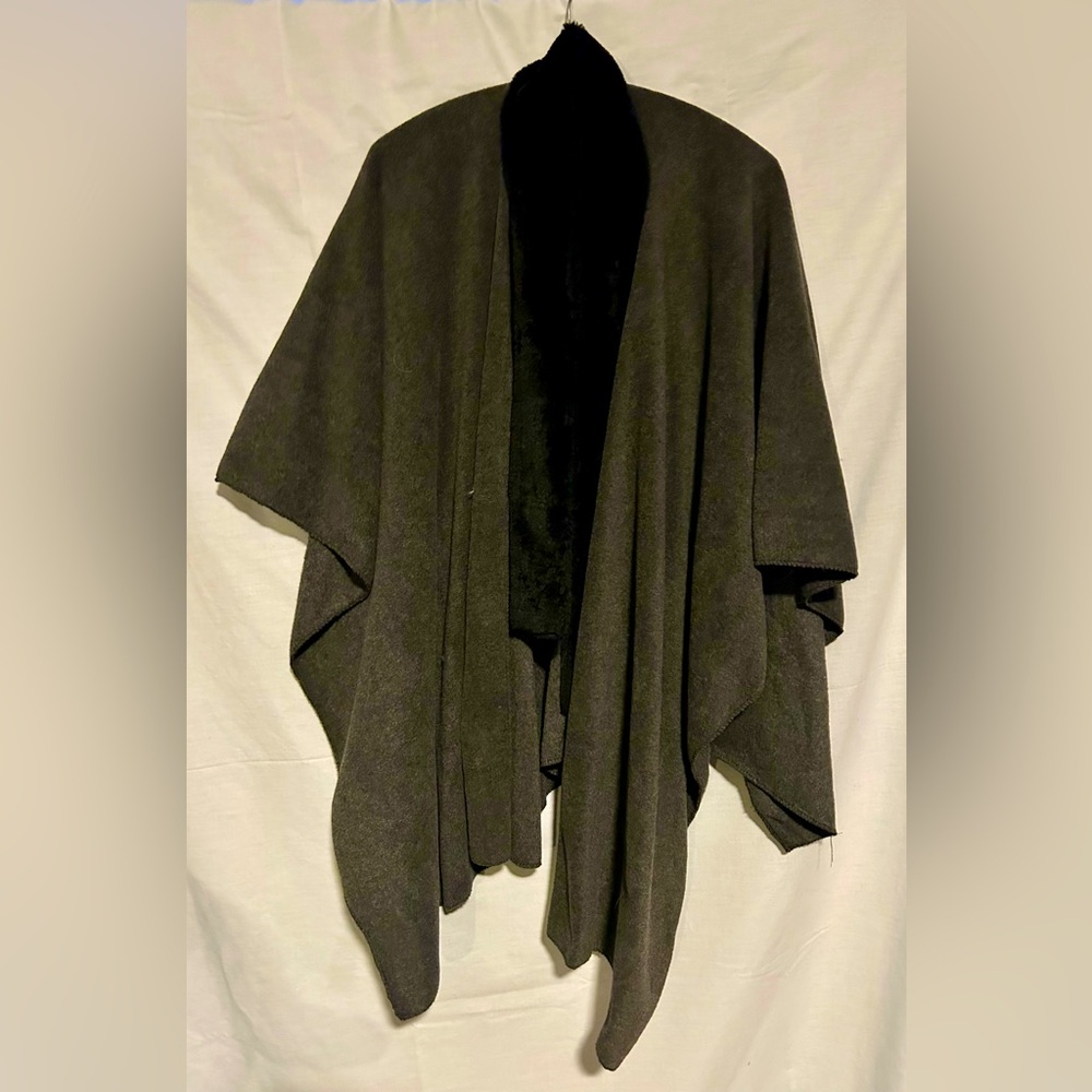 Women’s one size Grey Fleece Cape